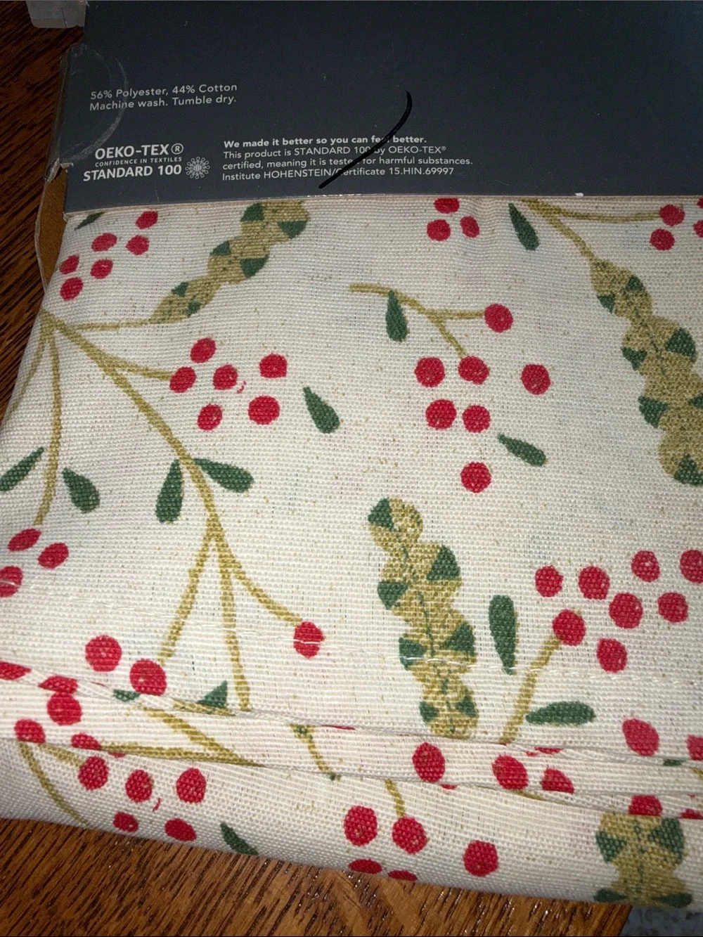 Round Table Cloth - Holly Pattern - Picture 5 of 5